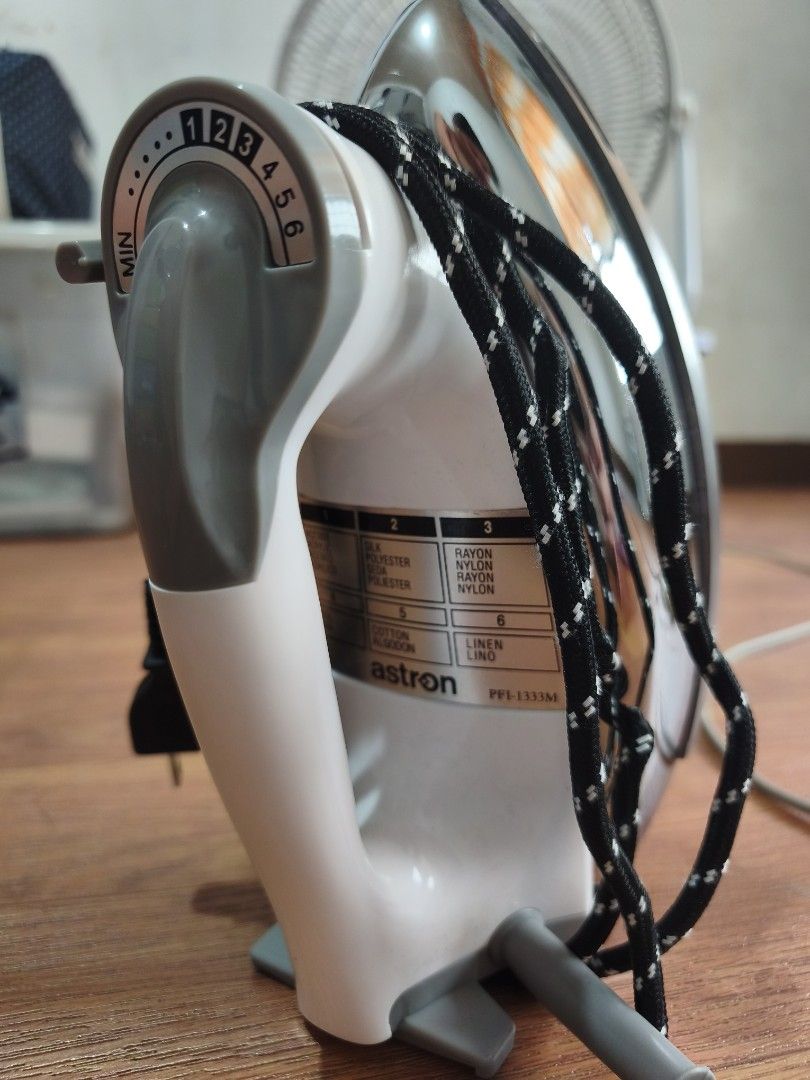 Iron (Category: Irons & Steamers) located in Quezon City. Submitted by net.net. (Listing ID 1438178348, Image 3). Description: 1 month palang, may lang din ng plantsa no issue Astron.