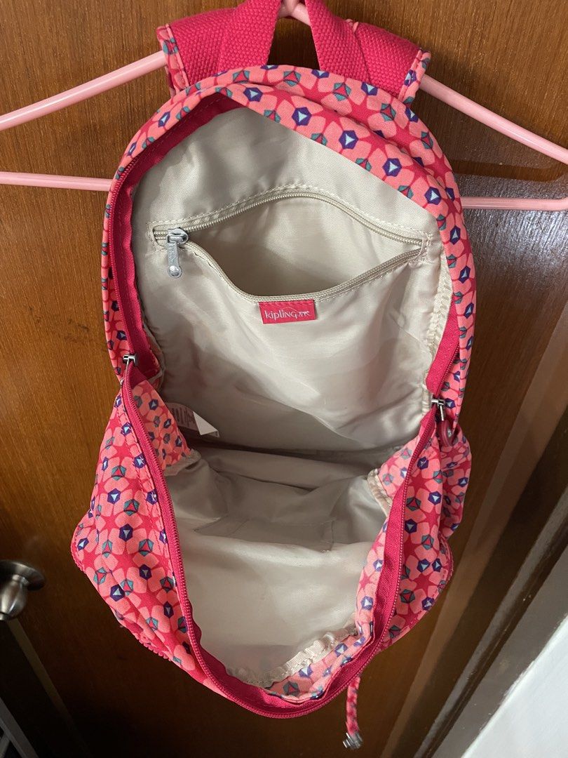 Kipling backpack （分類：背囊）位於 Hong Kong。 由 good.reasonable.deal 提交（商品編號 1438179422，圖片 4）。簡介： 經典的 Kipling 印花雙肩後背包（常規多為 Seoul 或 Clas Seoul 系列款式），採用品牌標誌性的抓皺尼龍材質，並搭配經典的毛絨大猩猩鑰匙圈。產品主要特色幾何印花設計：亮眼的多彩幾何圖形點綴在桃粉色底色上，呈現活潑復古的星形視覺。多功能收納空間：前方設有大拉鍊層與橫式小拉鍊袋，便於分類收納常用小物。招牌毛絨猴：隨包附贈同色系的桃粉色抓皺毛絨大猩猩吊飾。。