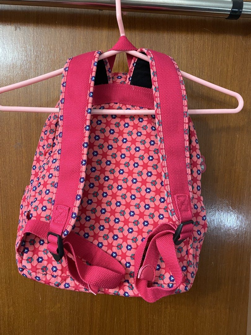 Kipling backpack （分類：背囊）位於 Hong Kong。 由 good.reasonable.deal 提交（商品編號 1438179422，圖片 2）。簡介： 經典的 Kipling 印花雙肩後背包（常規多為 Seoul 或 Clas Seoul 系列款式），採用品牌標誌性的抓皺尼龍材質，並搭配經典的毛絨大猩猩鑰匙圈。產品主要特色幾何印花設計：亮眼的多彩幾何圖形點綴在桃粉色底色上，呈現活潑復古的星形視覺。多功能收納空間：前方設有大拉鍊層與橫式小拉鍊袋，便於分類收納常用小物。招牌毛絨猴：隨包附贈同色系的桃粉色抓皺毛絨大猩猩吊飾。。