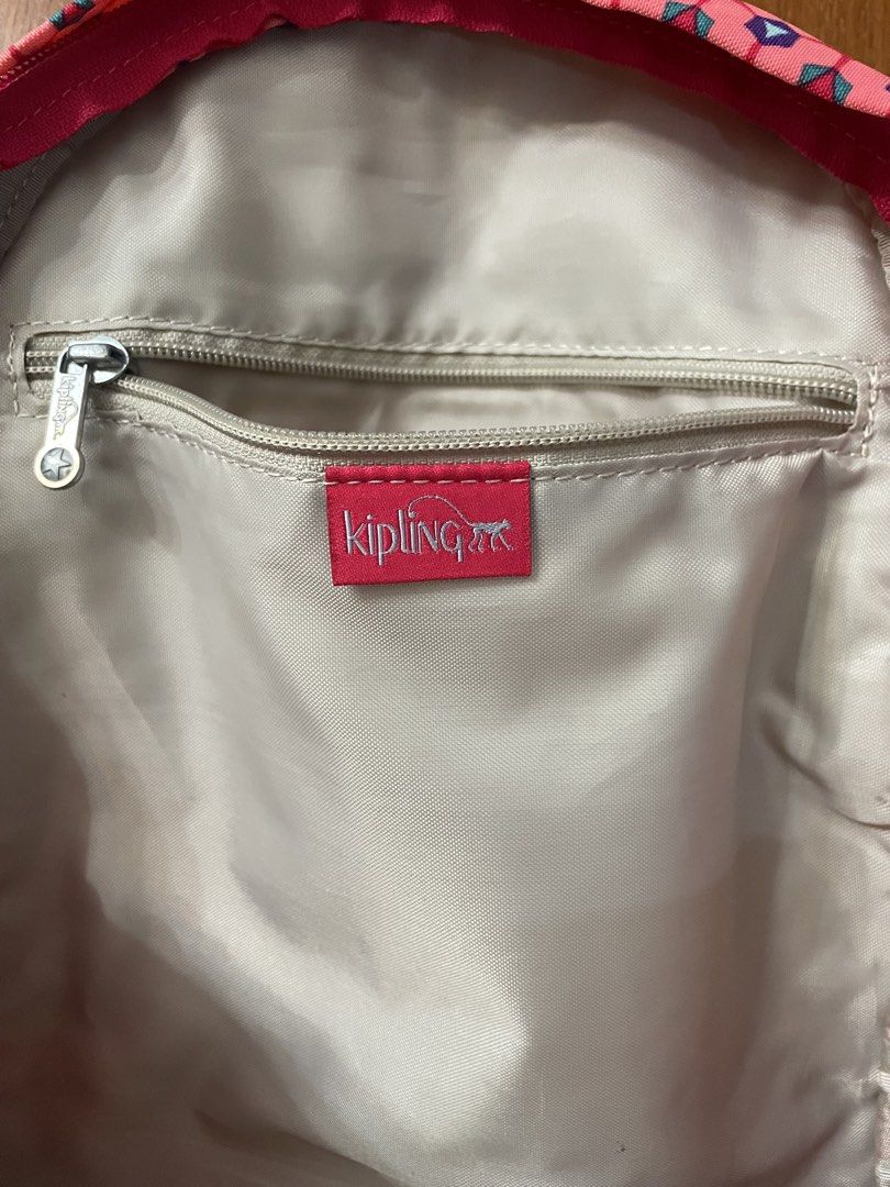 Kipling backpack （分類：背囊）位於 Hong Kong。 由 good.reasonable.deal 提交（商品編號 1438179422，圖片 5）。簡介： 經典的 Kipling 印花雙肩後背包（常規多為 Seoul 或 Clas Seoul 系列款式），採用品牌標誌性的抓皺尼龍材質，並搭配經典的毛絨大猩猩鑰匙圈。產品主要特色幾何印花設計：亮眼的多彩幾何圖形點綴在桃粉色底色上，呈現活潑復古的星形視覺。多功能收納空間：前方設有大拉鍊層與橫式小拉鍊袋，便於分類收納常用小物。招牌毛絨猴：隨包附贈同色系的桃粉色抓皺毛絨大猩猩吊飾。。