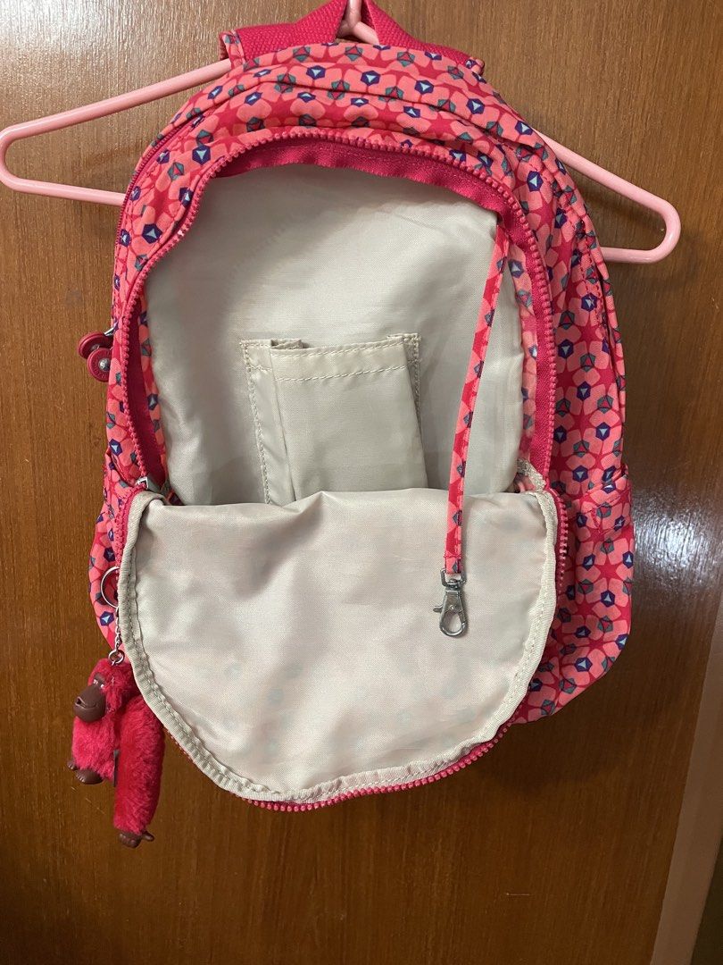 Kipling backpack （分類：背囊）位於 Hong Kong。 由 good.reasonable.deal 提交（商品編號 1438179422，圖片 3）。簡介： 經典的 Kipling 印花雙肩後背包（常規多為 Seoul 或 Clas Seoul 系列款式），採用品牌標誌性的抓皺尼龍材質，並搭配經典的毛絨大猩猩鑰匙圈。產品主要特色幾何印花設計：亮眼的多彩幾何圖形點綴在桃粉色底色上，呈現活潑復古的星形視覺。多功能收納空間：前方設有大拉鍊層與橫式小拉鍊袋，便於分類收納常用小物。招牌毛絨猴：隨包附贈同色系的桃粉色抓皺毛絨大猩猩吊飾。。