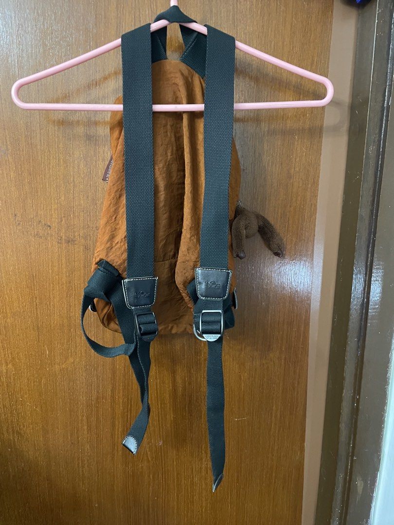 Kipling backpack （分類：背囊）位於 Hong Kong。 由 good.reasonable.deal 提交（商品編號 1438186392，圖片 4）。簡介： 知名品牌 Kipling 的經典 Fundamental 系列抽繩後背包。該款式完美承襲了品牌自 1990 年代以來的指標性休閒風格，主打輕量與極高實用性。🎒 包款核心特色經典抓皺尼龍：採用品牌最具代表性的 420D 抓皺尼龍面料，具備超輕、防潑水且易折疊的特性。獨特對角雙拉鍊：正面配有兩條搶眼的對角線拉鍊口袋，不僅是該系列的經典識別，也方便快速拿取隨身小物。抽繩與翻蓋設計：主袋採用抽繩束口配上魔鬼氈翻蓋，兼顧安全與便利性。標誌性毛絨猴子：側邊掛有 Kipling 最受歡迎的同色系絨毛毛猴子吊飾（品牌吉祥物）。。