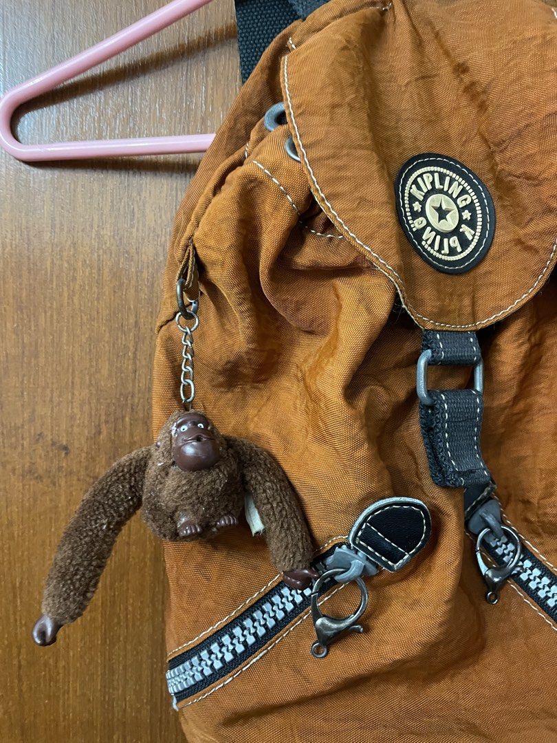 Kipling backpack （分類：背囊）位於 Hong Kong。 由 good.reasonable.deal 提交（商品編號 1438186392，圖片 2）。簡介： 知名品牌 Kipling 的經典 Fundamental 系列抽繩後背包。該款式完美承襲了品牌自 1990 年代以來的指標性休閒風格，主打輕量與極高實用性。🎒 包款核心特色經典抓皺尼龍：採用品牌最具代表性的 420D 抓皺尼龍面料，具備超輕、防潑水且易折疊的特性。獨特對角雙拉鍊：正面配有兩條搶眼的對角線拉鍊口袋，不僅是該系列的經典識別，也方便快速拿取隨身小物。抽繩與翻蓋設計：主袋採用抽繩束口配上魔鬼氈翻蓋，兼顧安全與便利性。標誌性毛絨猴子：側邊掛有 Kipling 最受歡迎的同色系絨毛毛猴子吊飾（品牌吉祥物）。。