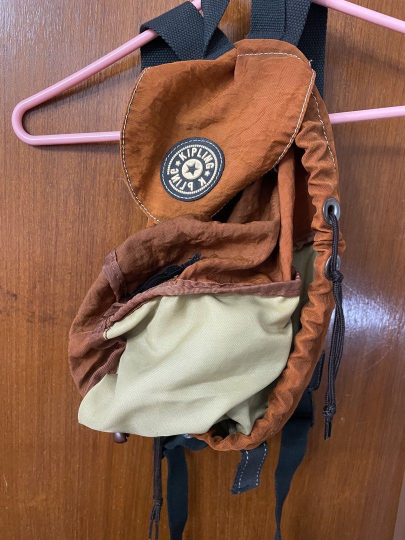Kipling backpack （分類：背囊）位於 Hong Kong。 由 good.reasonable.deal 提交（商品編號 1438186392，圖片 5）。簡介： 知名品牌 Kipling 的經典 Fundamental 系列抽繩後背包。該款式完美承襲了品牌自 1990 年代以來的指標性休閒風格，主打輕量與極高實用性。🎒 包款核心特色經典抓皺尼龍：採用品牌最具代表性的 420D 抓皺尼龍面料，具備超輕、防潑水且易折疊的特性。獨特對角雙拉鍊：正面配有兩條搶眼的對角線拉鍊口袋，不僅是該系列的經典識別，也方便快速拿取隨身小物。抽繩與翻蓋設計：主袋採用抽繩束口配上魔鬼氈翻蓋，兼顧安全與便利性。標誌性毛絨猴子：側邊掛有 Kipling 最受歡迎的同色系絨毛毛猴子吊飾（品牌吉祥物）。。