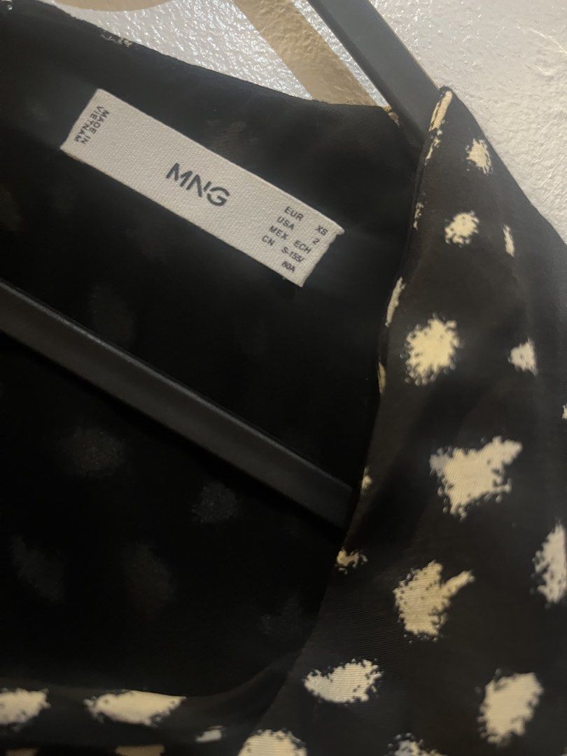 Mango Black and White Print Dress (Category: Dresses) located in Mandaluyong City. Submitted by declutterrie (Listing ID 1438250643, Image 3). Description: - Mango dress - fits s to m frame.