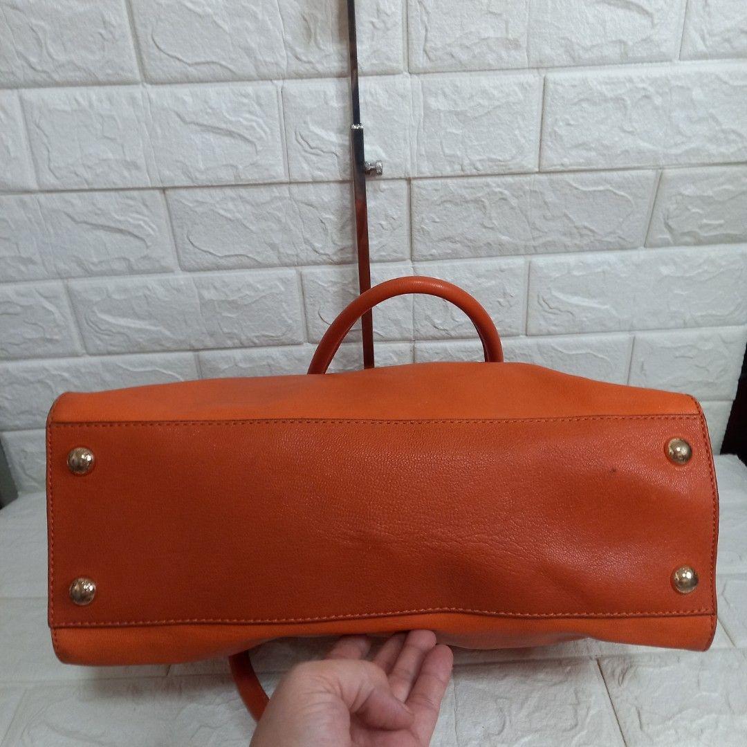 Michael Kors Hamilton Large Orange Leather Shoulder Bag (Category: Luxury Bags & Wallets) located in Las Pinas. Submitted by etoksi1234 (Listing ID 1438266922, Image 3). Description: Pre-loved Michael Kors Hamilton large orange leather shoulder bag with gold-tone hardware..