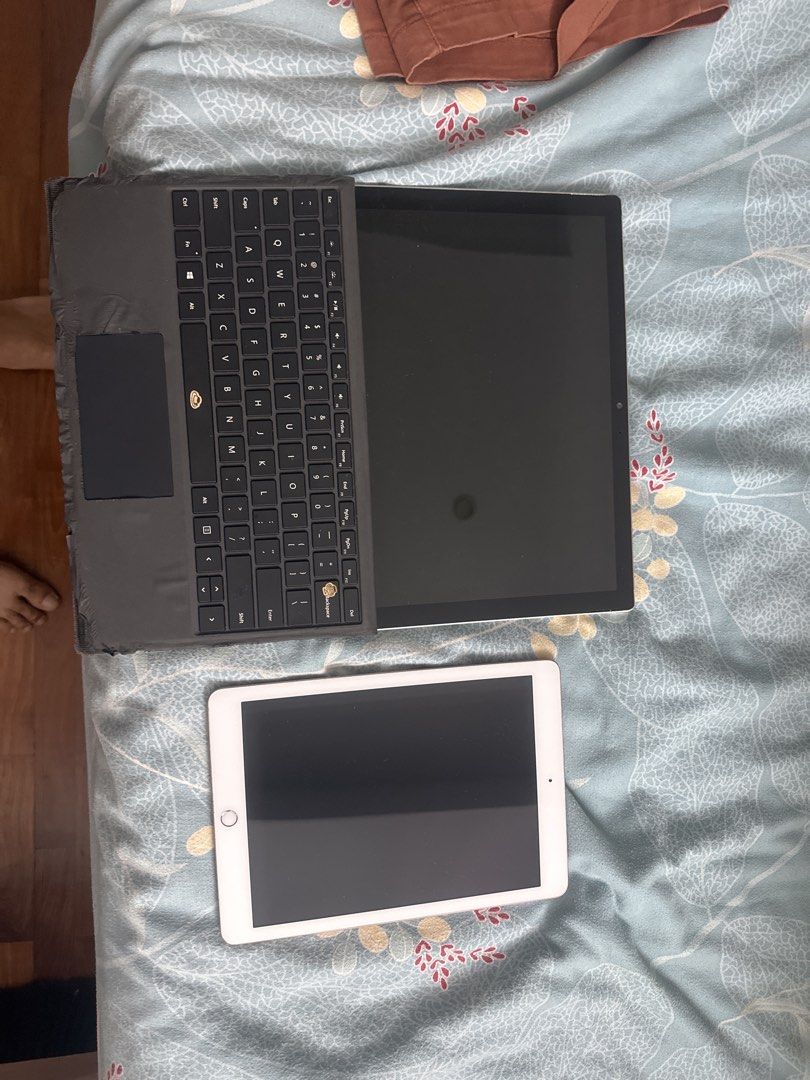 Microsoft Surface Tablet and Keyboard455684689788282880