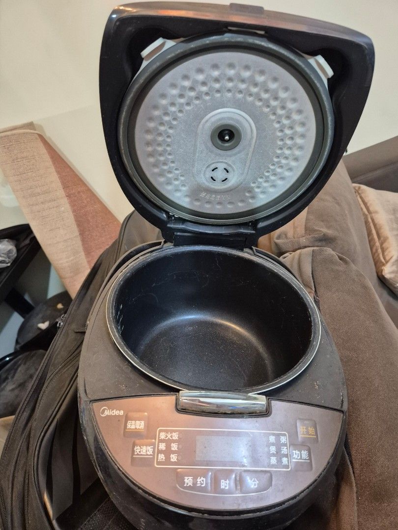 Midea Rice Cooker MB-FB40Simple111 (Category: Cookers) located in Makati City. Submitted by zotag (Listing ID 1438227791, Image 2). Description: - Midea Rice Cooker - Model: MB-FB40Simple111 - Capacity: 4.0L - Voltage: 220V - Features: Digital display, multiple cooking functions, preset options - Removable inner pot for easy cleaning - Control panel with Chinese characters.