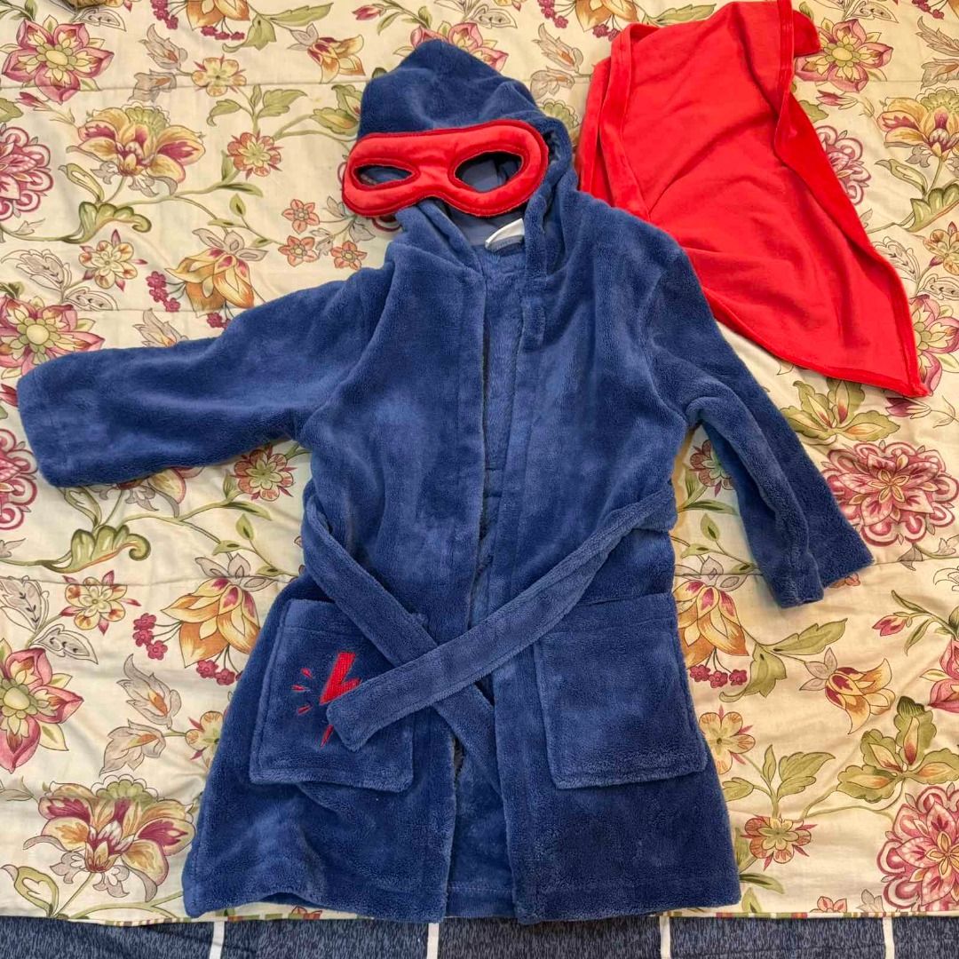 My 1st Years - Superhero Bathrobe (Category: Other Baby Bathing & Changing Needs) located in Makati City. Submitted by averysbabyshop (Listing ID 1438176812, Image 1). Description: 1-2Y on tag.