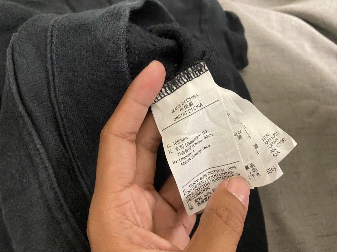 Nike Hoodie (Category: Coats, Jackets and Outerwear) located in Aroroy. Submitted by rewear.ag (Listing ID 1438114214, Image 3). Description: .