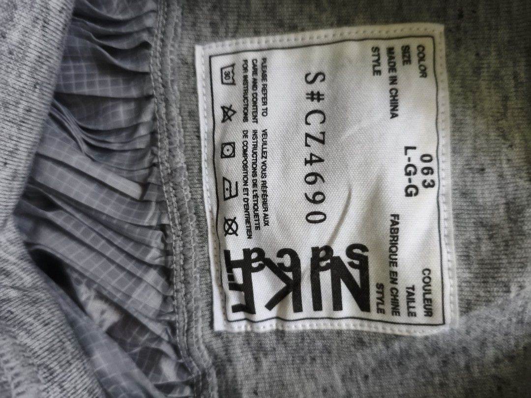 Nike x Sacai SS Fleece Top (Category: Shirts) located in Pototan. Submitted by pastthreads (Listing ID 1438192535, Image 3). Description: Measurements: measured it by inches Sz L Length: 22.5 Width: 19 Excellent condition No issues.