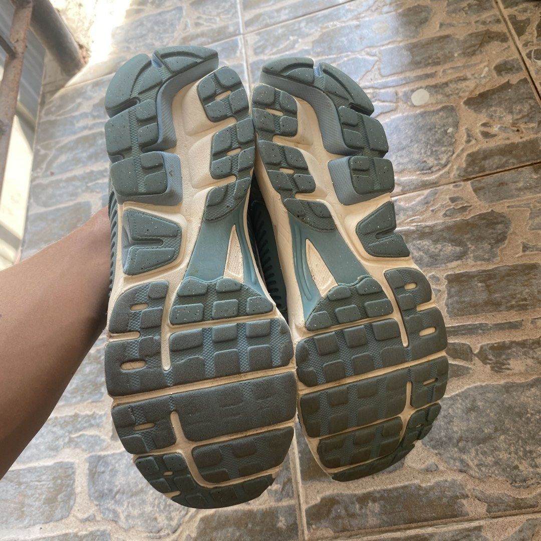 Nike Zoom Vomero 5 Sneakers (Category: Sneakers) located in Cebu City. Submitted by exeeell (Listing ID 1438183006, Image 3). Description: - Nike Zoom Vomero 5 - Color: Blue and White - Size: US 7.5 - Mesh upper with suede overlays - Cushioned sole - Signs of wear on upper and sole - Insole tag visible.