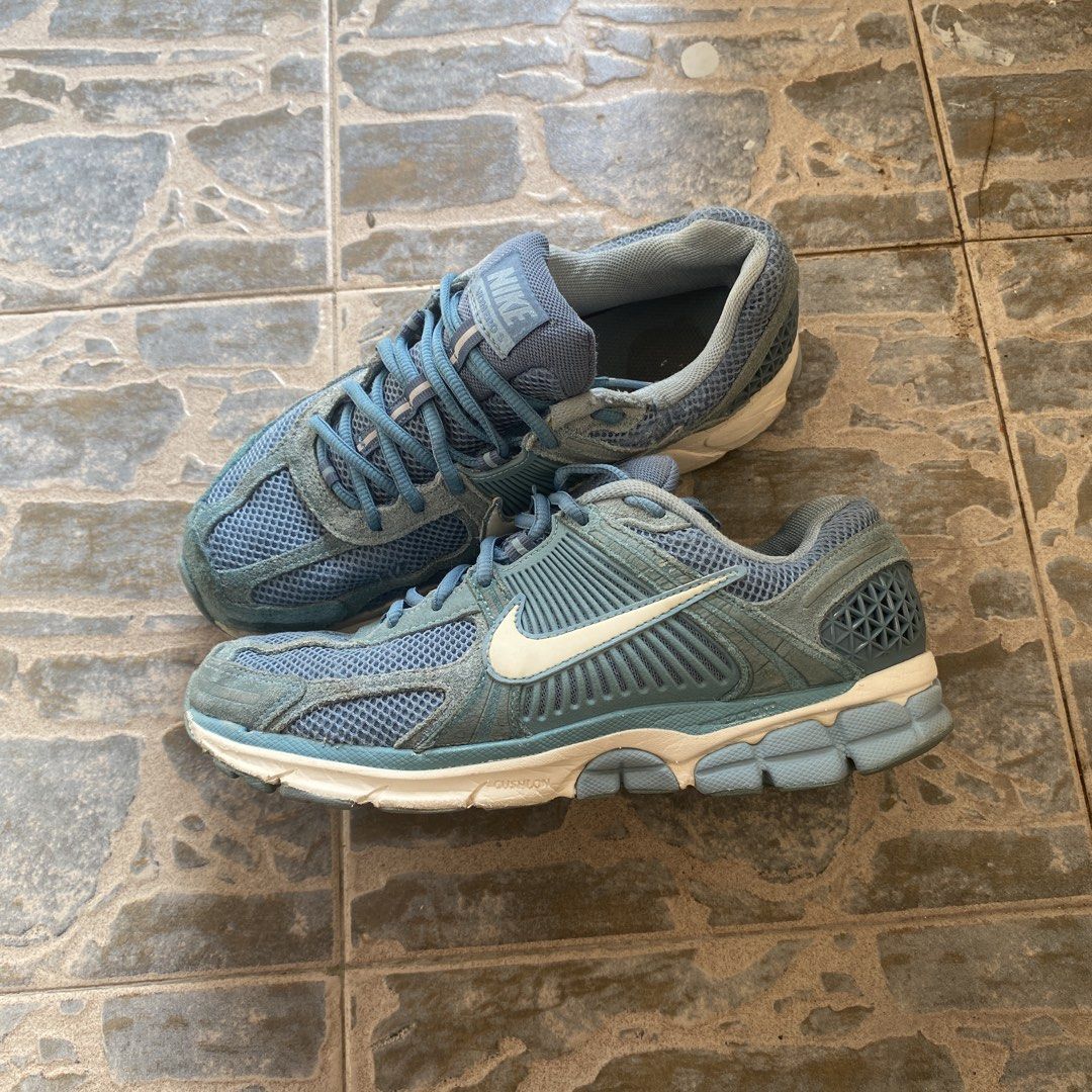 Nike Zoom Vomero 5 Sneakers (Category: Sneakers) located in Cebu City. Submitted by exeeell (Listing ID 1438183006, Image 1). Description: - Nike Zoom Vomero 5 - Color: Blue and White - Size: US 7.5 - Mesh upper with suede overlays - Cushioned sole - Signs of wear on upper and sole - Insole tag visible.