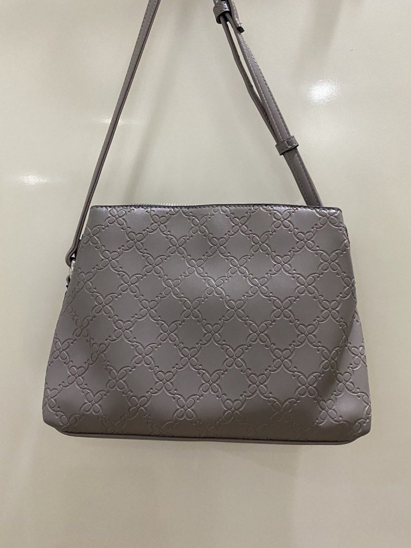 Nine West Crossbody Bag (Category: Cross-body Bags) located in Manila. Submitted by galaxyph (Listing ID 1438263609, Image 2). Description: Product Features ✨3 Main Compartments: front - slip, middle - zipper, back - slip ✨Middle Compartment - 1 zipper pocket and 1 slip pocket ✨Cotton blend lining ✨Zipper closure ✨Approx. Dimensions 10”W x8”H x3”D ✨Handle Drop in inches 22 Shoulder strap RFS: Decluttering .