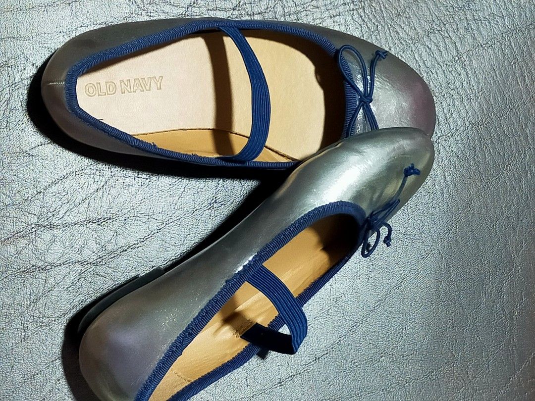 Old Navy Shiny Metallic Ballet Flats - Size 12 (Category: Babies & Kids Fashion) located in Muntinlupa City. Submitted by headstrong73 (Listing ID 1438294536, Image 2). Description: ✨ Old Navy Metallic Ballet Flats for Girls — Slightly Used | US Size 12 Selling my daughter’s shiny metallic ballet flats from Old Navy 💕 Bought in the US last year and only slightly used since my child outgrew them last month. ✔️ US Size 12 ✔️ Approx. fit for 5–7 ye
