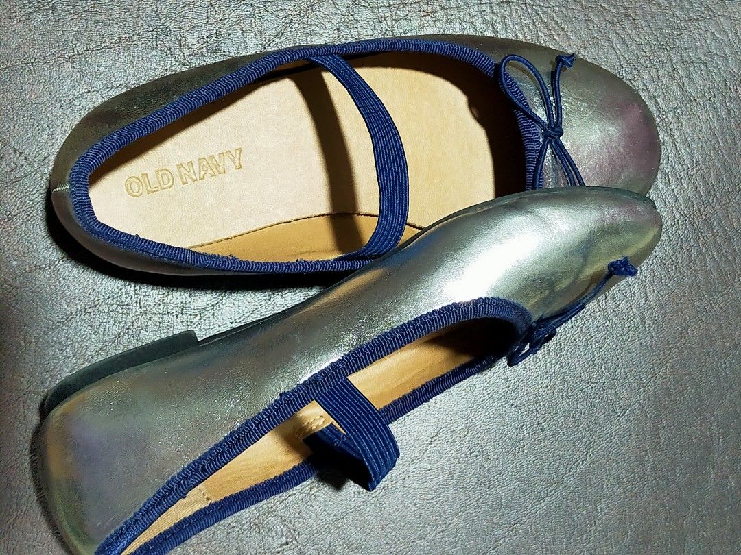 Old Navy Shiny Metallic Ballet Flats - Size 12 (Category: Babies & Kids Fashion) located in Muntinlupa City. Submitted by headstrong73 (Listing ID 1438294536, Image 3). Description: ✨ Old Navy Metallic Ballet Flats for Girls — Slightly Used | US Size 12 Selling my daughter’s shiny metallic ballet flats from Old Navy 💕 Bought in the US last year and only slightly used since my child outgrew them last month. ✔️ US Size 12 ✔️ Approx. fit for 5–7 ye