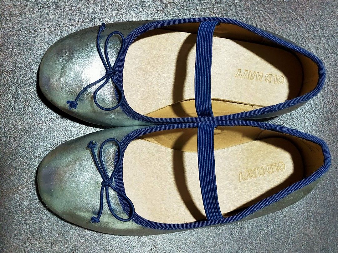 Old Navy Shiny Metallic Ballet Flats - Size 12 (Category: Babies & Kids Fashion) located in Muntinlupa City. Submitted by headstrong73 (Listing ID 1438294536, Image 1). Description: ✨ Old Navy Metallic Ballet Flats for Girls — Slightly Used | US Size 12 Selling my daughter’s shiny metallic ballet flats from Old Navy 💕 Bought in the US last year and only slightly used since my child outgrew them last month. ✔️ US Size 12 ✔️ Approx. fit for 5–7 ye