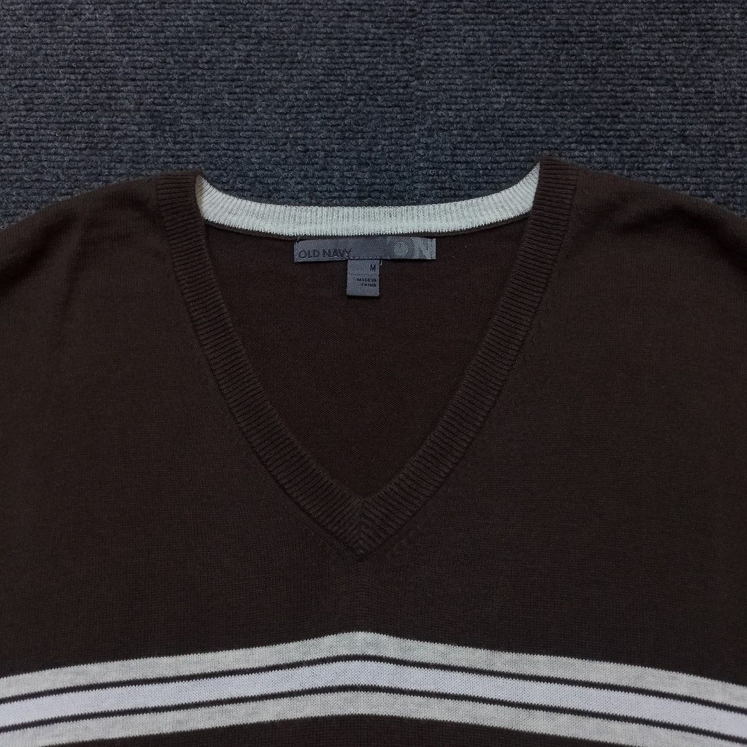 Old Navy Striped Brown Knitted Vest (Category: Vests) located in Baras. Submitted by revibe.com (Listing ID 1438178940, Image 3). Description: 🏷️ Old Navy Striped Brown Knitted Vest • Dimes: 27.5L x 21W • Men Size: Large • Women Size: XL • Condition: Excellent • Color Rate: 9.5/10 • Issue: None.