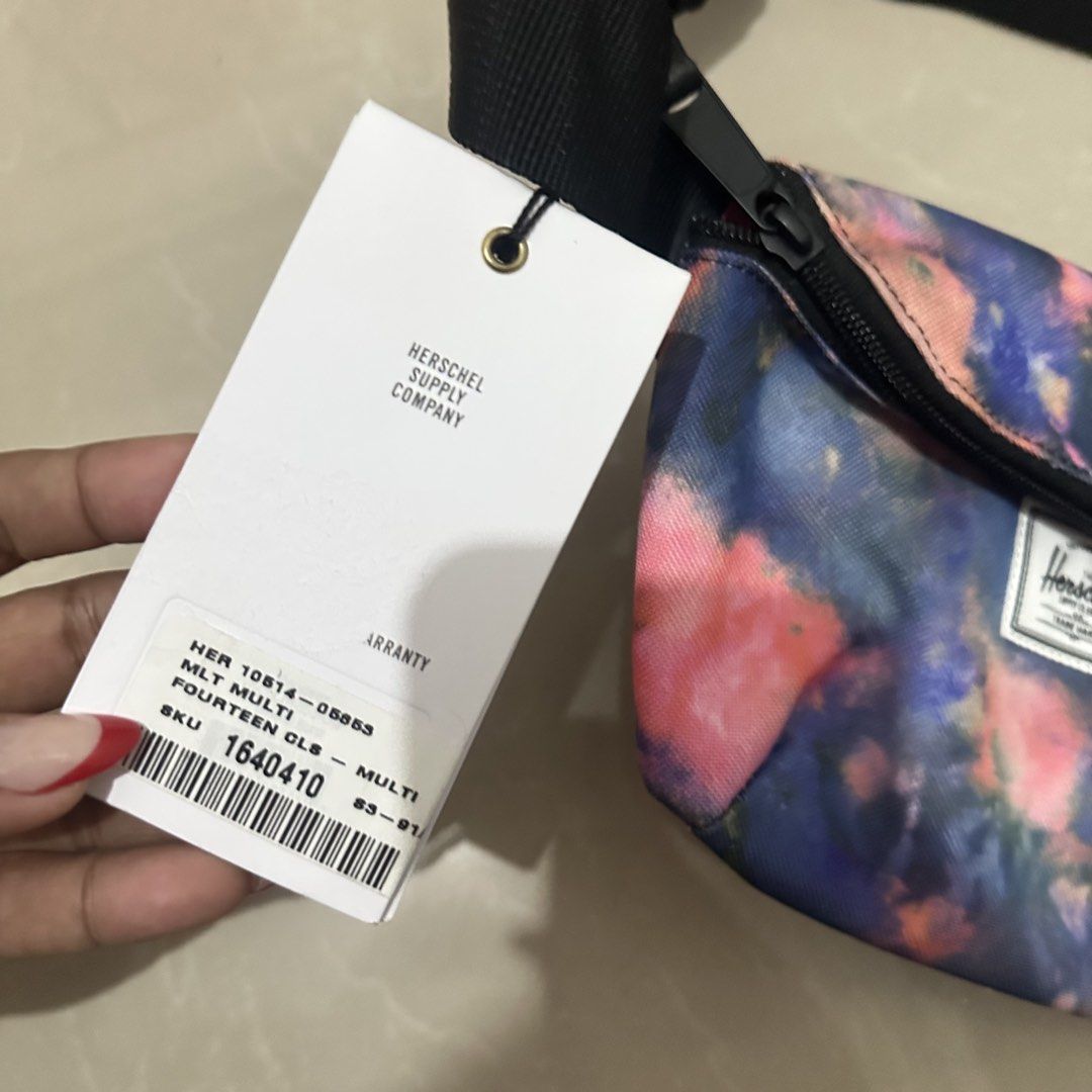 ORIGINAL HERSCHEL BELT BAG (Category: Belt bags, Clutches and Pouches) located in Makati City. Submitted by champ4gnemami (Listing ID 1438216376, Image 2). Description: .