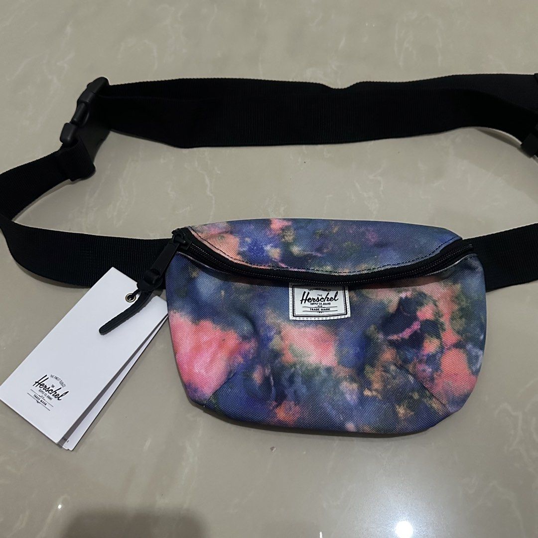 ORIGINAL HERSCHEL BELT BAG (Category: Belt bags, Clutches and Pouches) located in Makati City. Submitted by champ4gnemami (Listing ID 1438216376, Image 1). Description: .