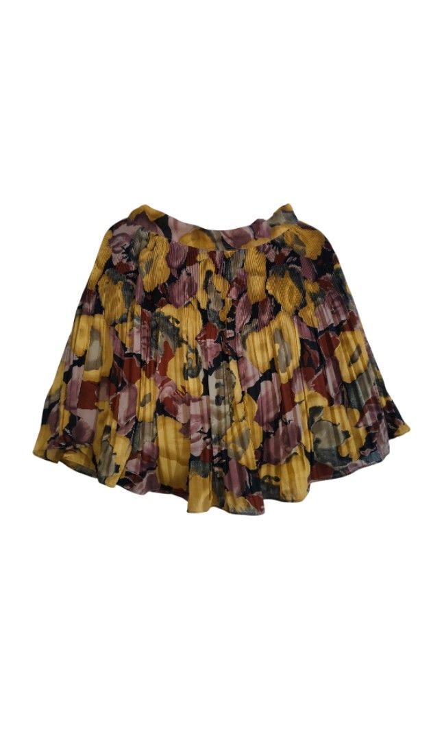 Paperdoll floral skirt (Category: Skirts) located in Bacoor. Submitted by sayd17 (Listing ID 1438267502, Image 1). Description: waist 28inches.