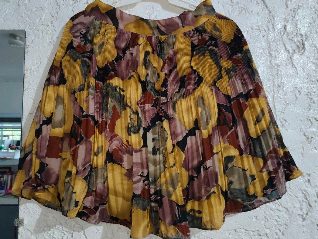 Paperdoll floral skirt (Category: Skirts) located in Bacoor. Submitted by sayd17 (Listing ID 1438267502, Image 3). Description: waist 28inches.