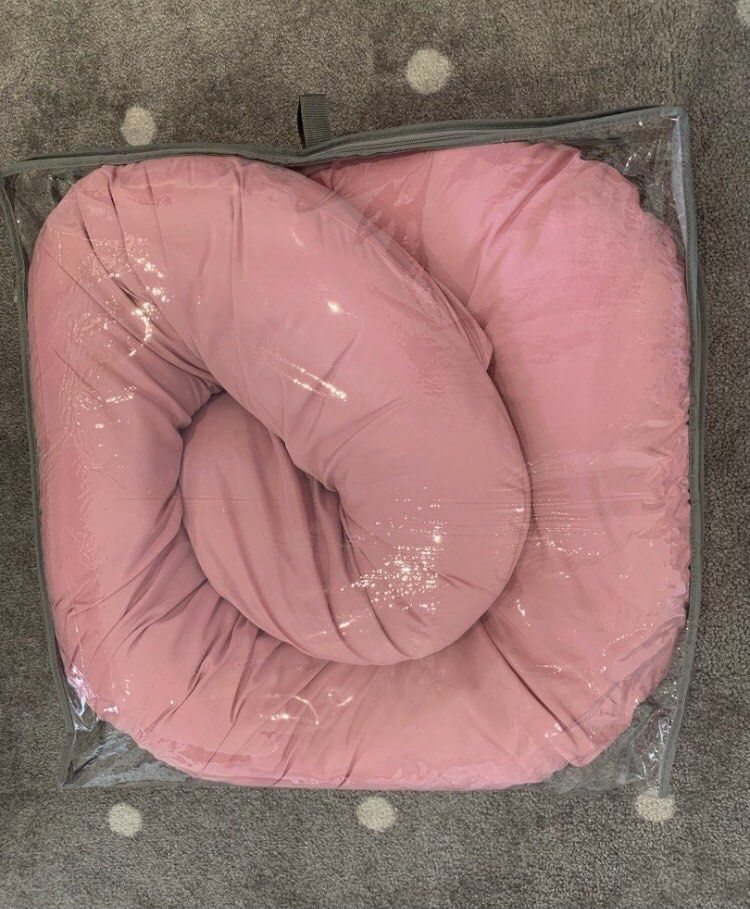 Blooms Maternity Pillow-Pink (Category: Maternity Care) located in Pasig City. Submitted by littleryenstreasures (Listing ID 1438113612, Image 1). Description: - C-shaped pregnancy pillow - Provides full body support (back, hips, knees, neck, head) - Light pink color - Soft fabric - Comes with a clear storage bag.