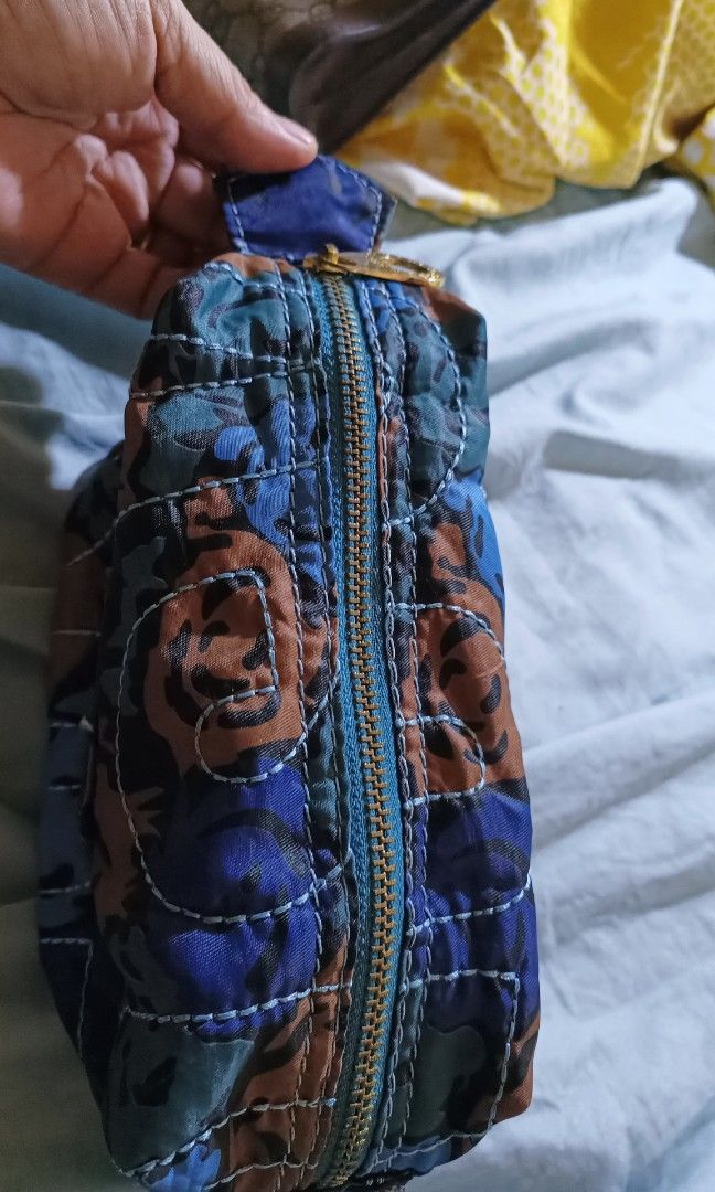 Pre-loved Marc by Marc Jacobs pouch (Category: Luxury Bags & Wallets) located in Pasay City. Submitted by khim1202ma07307 (Listing ID 1438185402, Image 3). Description: .