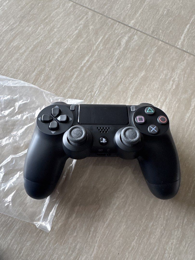 PS4 Controller (Category: Controllers) located in Singapore. Submitted by urbanfinds_24 (Listing ID 1438152266, Image 1). Description: Like New PS4 Controller for sale - lowest price in market 🔥🔥🔥🔥 Controller has not been used (extra controller lying in plastic) .