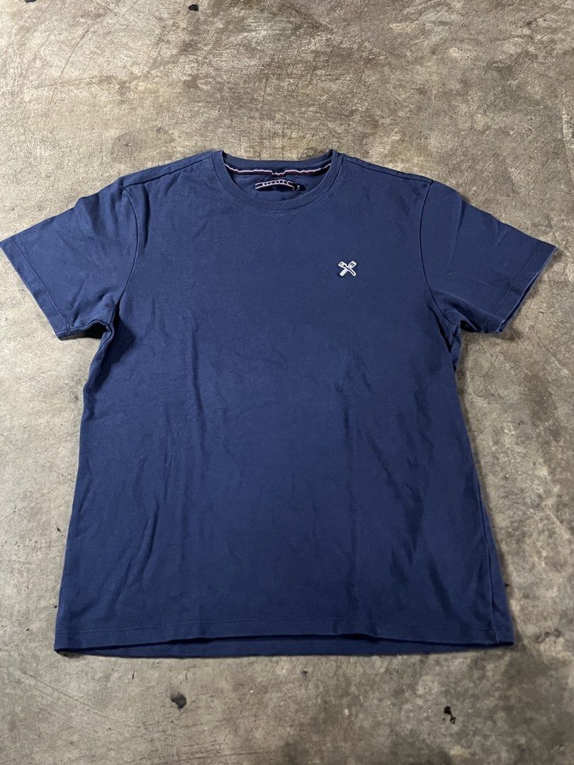 Regatta Navy Blue T-shirt - Size M (Category: Tshirts & Polo Shirts ) located in Manila. Submitted by andreiming84756 (Listing ID 1438175039, Image 1). Description: - Navy blue Regatta t-shirt - Size: M - Crew neck with striped detail - Small logo on chest.