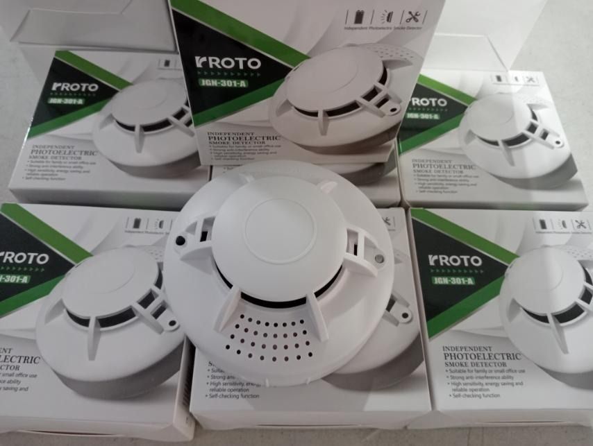 Roto Smoke Detector Alarm (Category: Everything Else Others) located in Manila. Submitted by pmconlineshop_07 (Listing ID 1438130173, Image 1). Description: Roto Smoke Detector Alarm Price: P695 Key Features: Brand: Roto Sensor Type: Photoelectric (minimizes false alarms from cooking fumes) Operation: Battery-operated (9V battery included) Strong anti-interference capability High-sensitivity smoke detection.