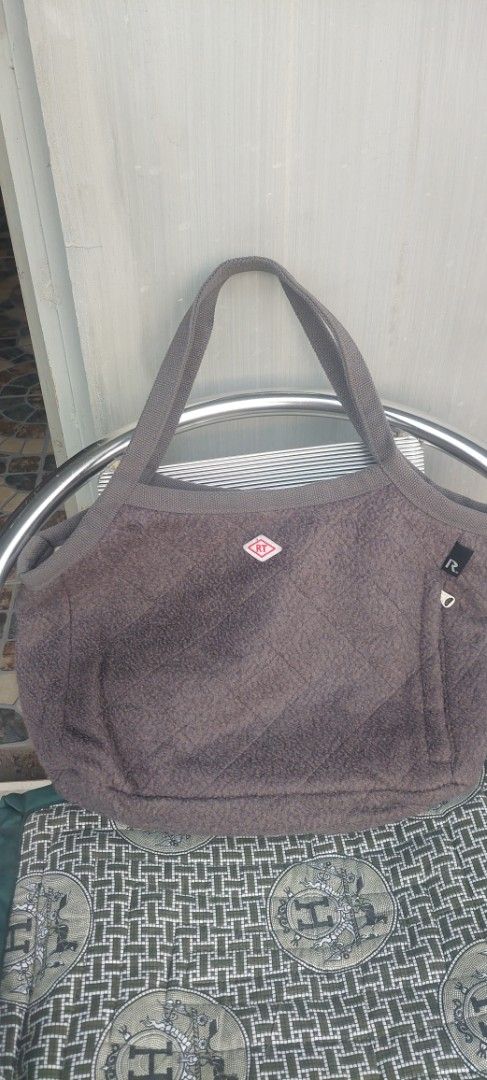 RT Quilted Tote Bag (Category: Tote Bags) located in Batangas. Submitted by roams (Listing ID 1438176733, Image 1). Description: - Quilted design - Zippered pocket - Shoulder strap - Small RT logo patch - Neutral color - Soft, textured material - Suitable for everyday use .