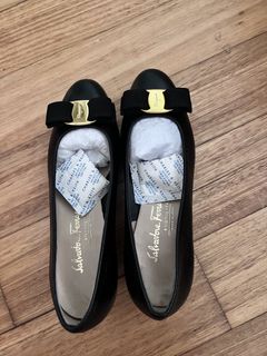 (Category: ) located in . Submitted by ohmydiorcloset (Listing ID 1438204549, Image 1). Description: .