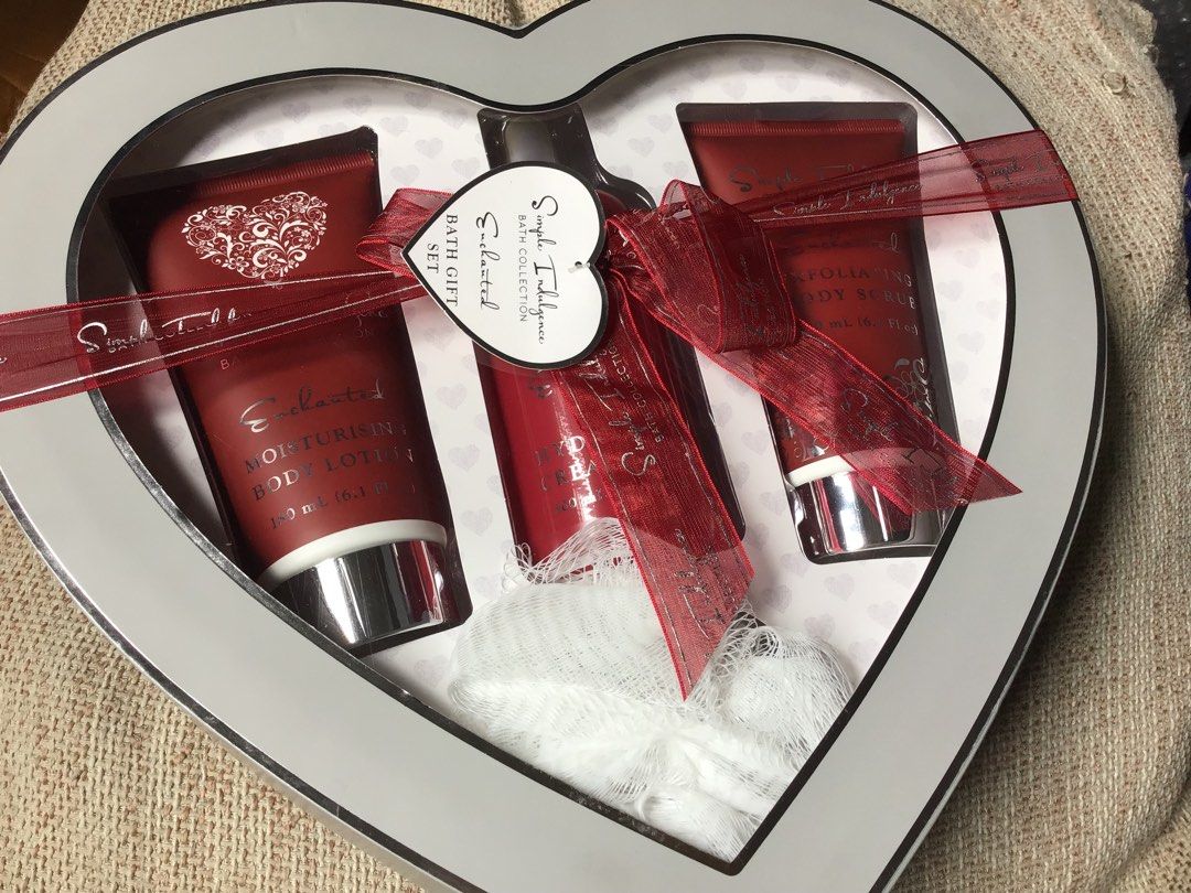 Simple Indulgence Bath Set (Category: Bath) located in Manila. Submitted by carou35896 (Listing ID 1438138468, Image 1). Description: Body lotion / Body Scrub/ Cream Bath.