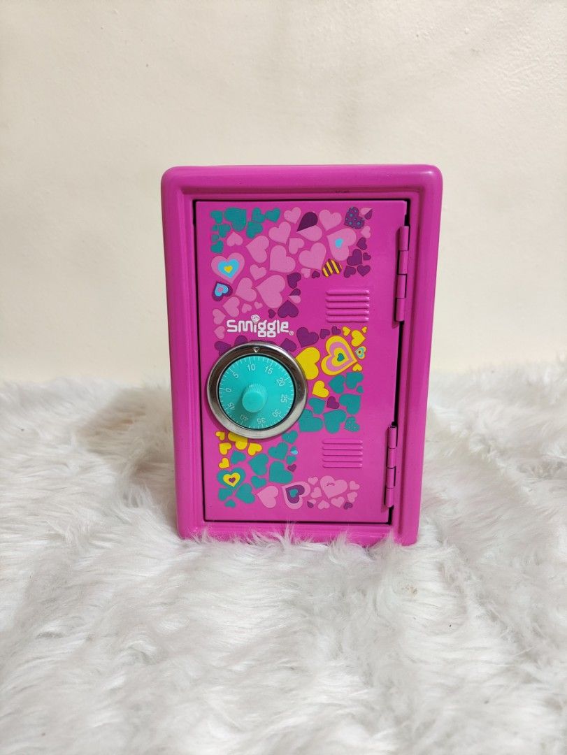 Smiggle Money Box Safe (Category: Safe) located in Cavite. Submitted by tinetaclesss (Listing ID 1438166078, Image 1). Description: like new po may maliit lang na bunp sa corner.