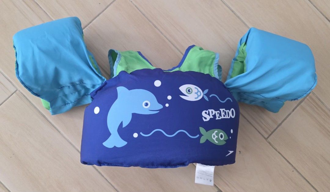 Speedo Child Swim Vest (Category: Other Baby Bathing & Changing Needs) located in Quezon City. Submitted by atomdi (Listing ID 1438182635, Image 1). Description: - Speedo child swim vest. - For children 30-50 lbs. - Fun dolphin and fish design. - Secure buckle closure. - Blue and green color. - US Coast Guard approved..