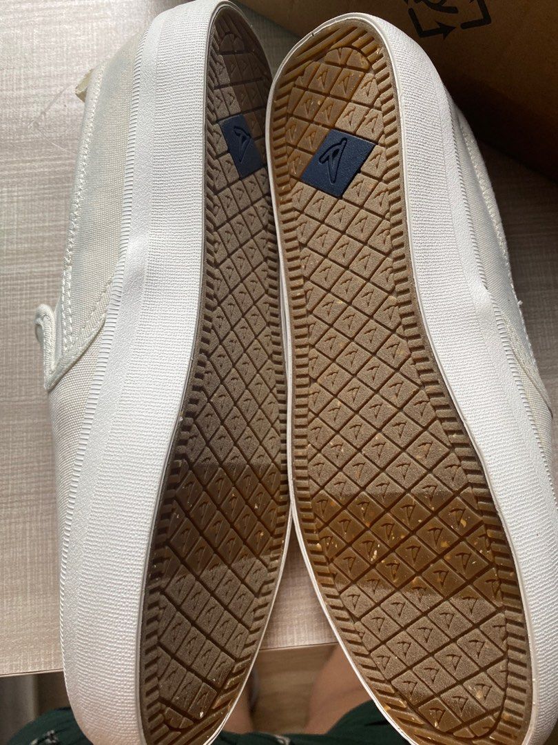 Sperry Crest Twin Gore Slip-on Sneakers (Category: Sneakers) located in Pasig City. Submitted by jazzinjas (Listing ID 1438186621, Image 3). Description: Size 8- 25cm women’s brand new, never used only tried to try on. Still with tag Rfs: was given this as a gift but not my size. .
