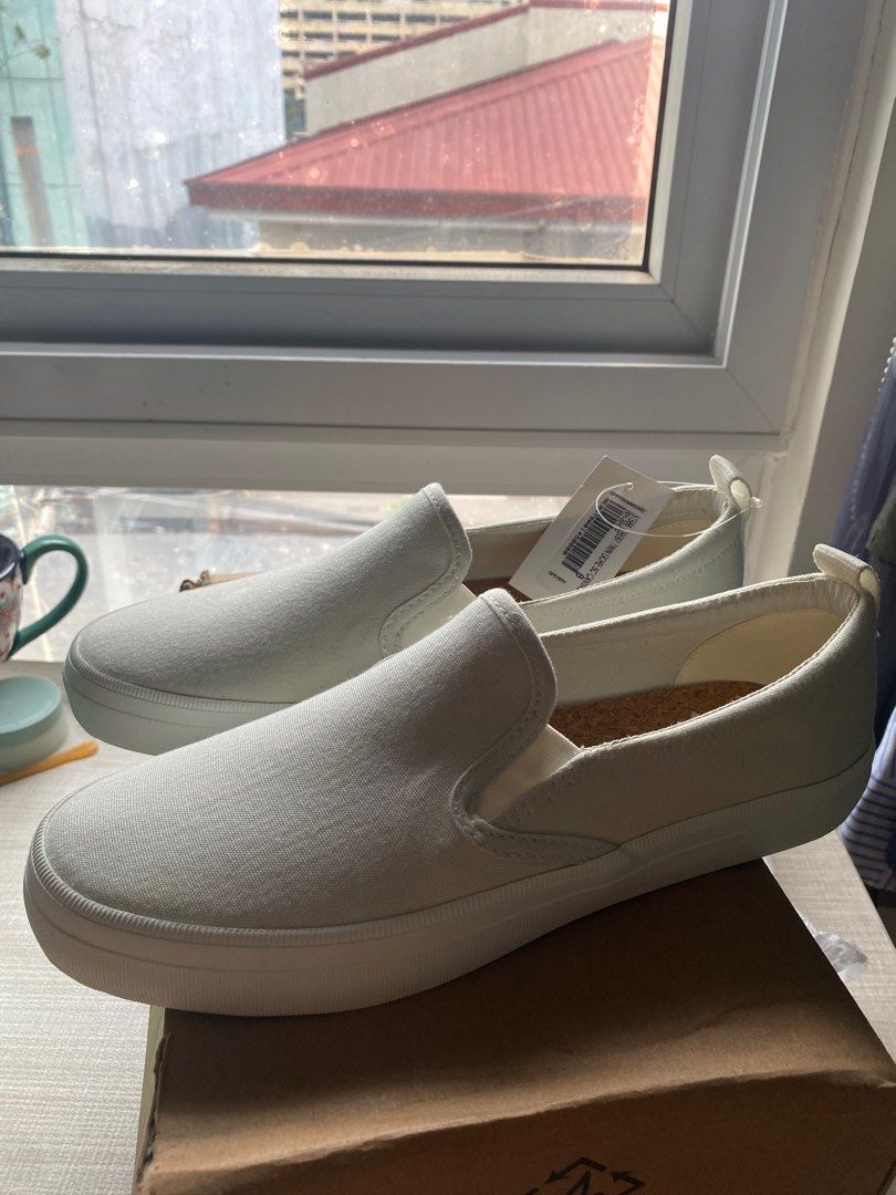 Sperry Crest Twin Gore Slip-on Sneakers (Category: Sneakers) located in Pasig City. Submitted by jazzinjas (Listing ID 1438186621, Image 2). Description: Size 8- 25cm women’s brand new, never used only tried to try on. Still with tag Rfs: was given this as a gift but not my size. .