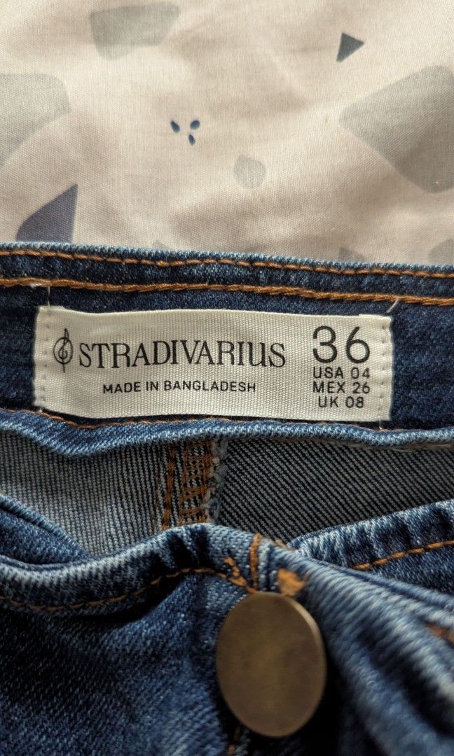 Stradivarius Wide Leg Jeans Size 36 (Category: Jeans) located in Caloocan City. Submitted by jjorese (Listing ID 1438155805, Image 2). Description: - Stradivarius wide-leg jeans - Size 36 - Classic denim wash - Two front and two back pockets - Button and zipper closure - Wide leg opening.