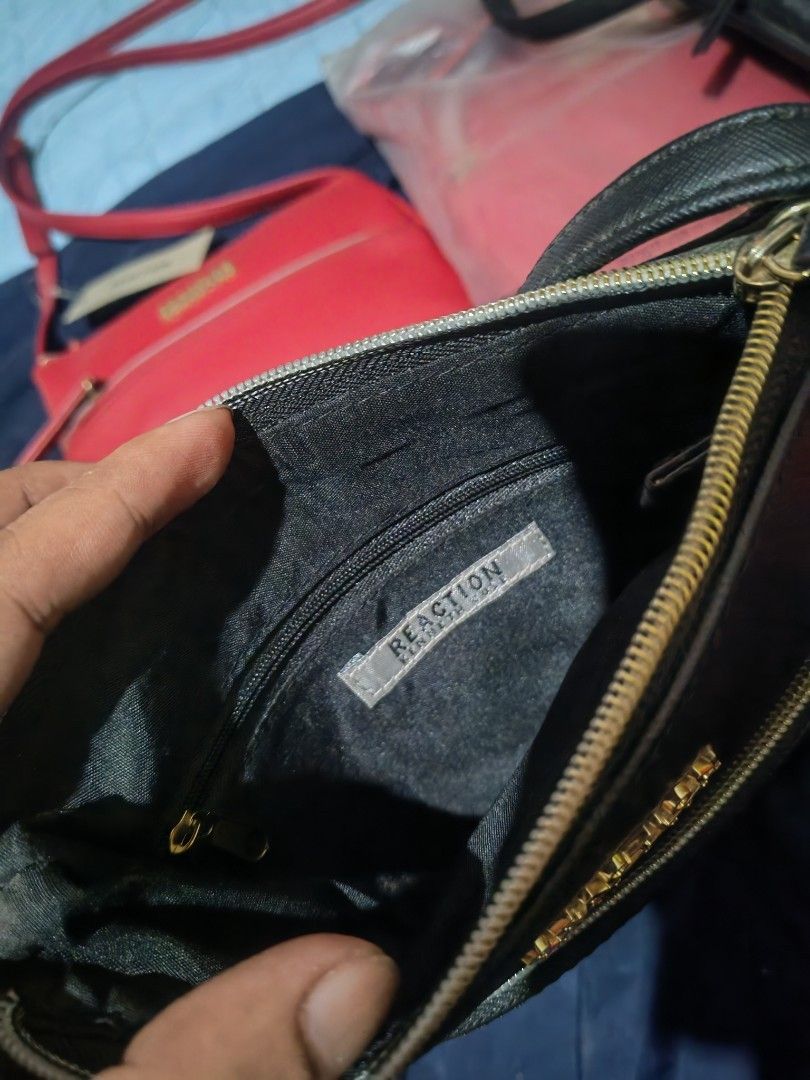 Keneth cole Reaction bag (Category: Cross-body Bags) located in Quezon City. Submitted by rowem (Listing ID 1438137566, Image 2). Description: Bargain Price Original Reaction Bag take 4 2k only.
