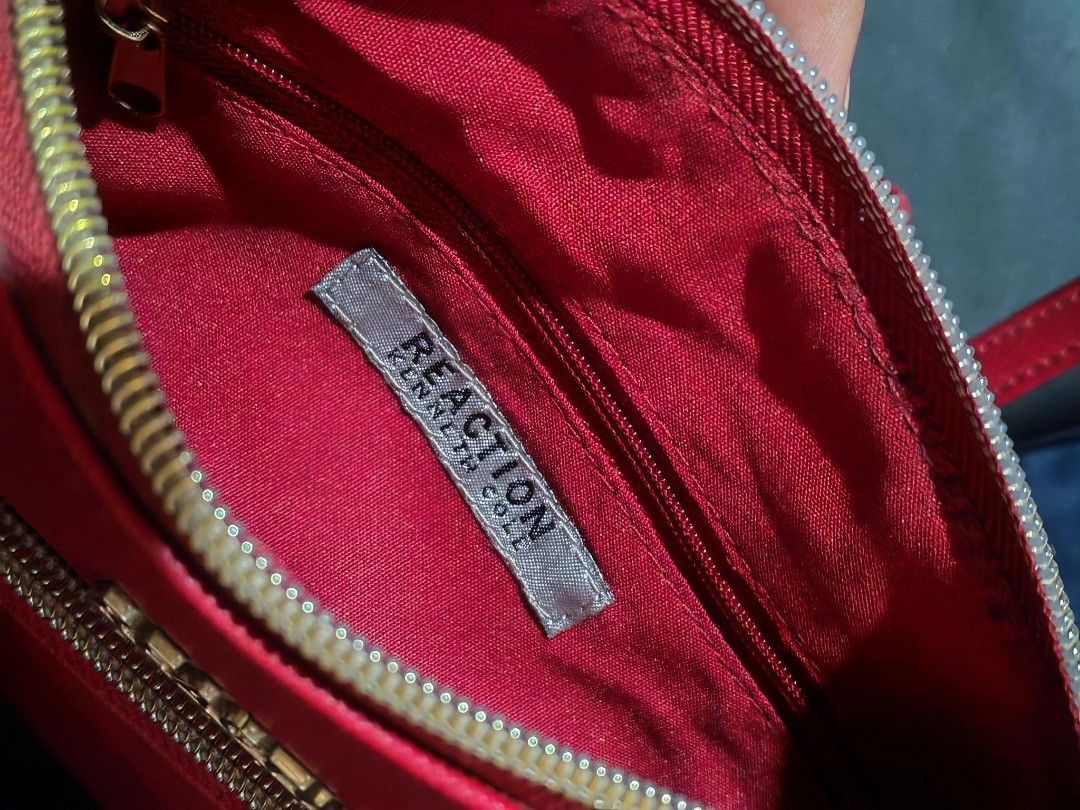 Keneth cole Reaction bag (Category: Cross-body Bags) located in Quezon City. Submitted by rowem (Listing ID 1438137566, Image 3). Description: Bargain Price Original Reaction Bag take 4 2k only.