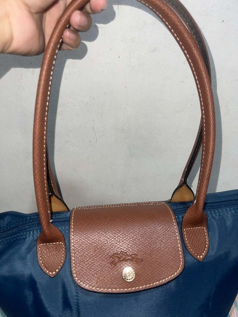 Teal longchmp (Category: Luxury Bags & Wallets) located in Manila. Submitted by casseyann160760 (Listing ID 1438241895, Image 2). Description: medium size no issue gusot lng.