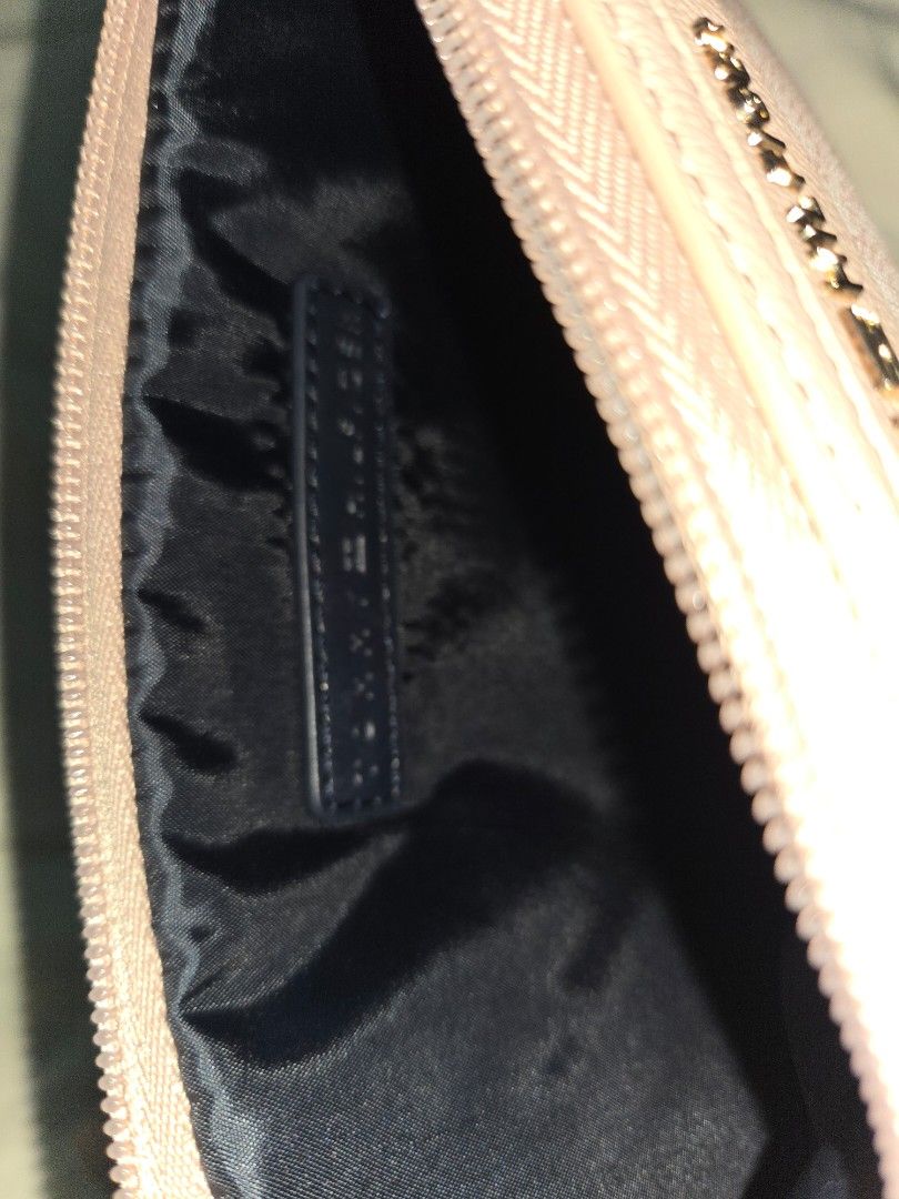 Tommy Hilfiger pink wristlet bag (Category: Clutches) located in Manila. Submitted by thewalkingmuse (Listing ID 1438201741, Image 3). Description: brand new without tag. no flaws. never been used. 100% authentic pls add 60 for shipping fee if within metro manila.