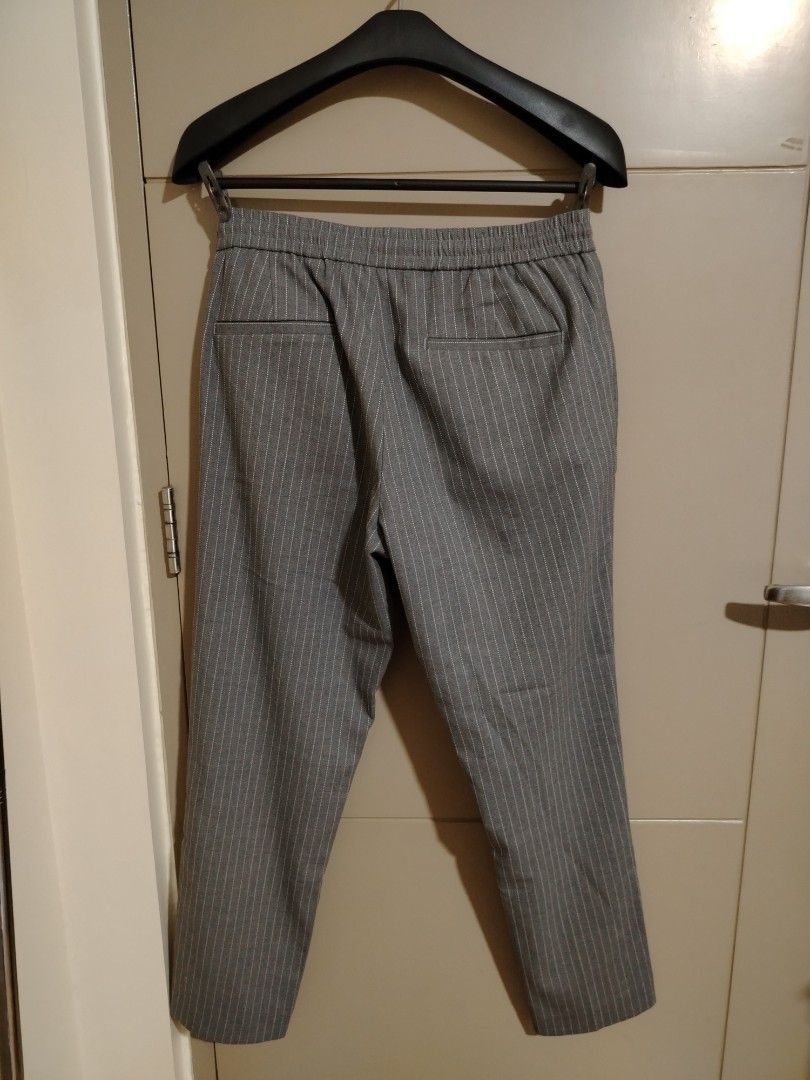 Topman Gray Drawstring Pants (Category: Chinos) located in Manila. Submitted by kimchiclothing333 (Listing ID 1438274928, Image 2). Description: 30in Waist 36in Length.