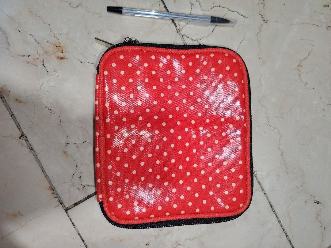 Travel pouch (Category: Purses & Pouches) located in Cainta. Submitted by tyra0521 (Listing ID 1438247986, Image 1). Description: .