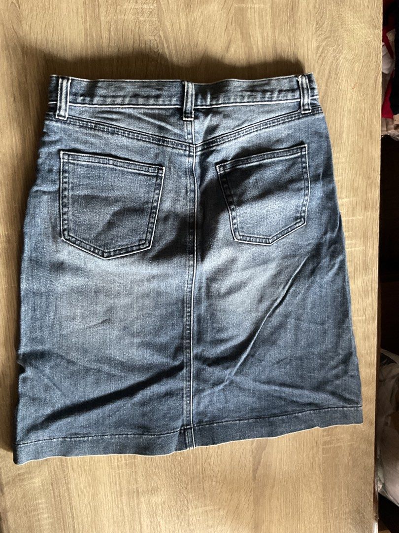 Uniqlo Denim Skirt (Category: Skirts) located in Cainta. Submitted by thingsfromerika (Listing ID 1438111402, Image 1). Description: - Uniqlo denim skirt - Light blue wash - Classic design - Button and zipper closure - Two front and two back pockets - Approximately 17" length - Versatile for various outfits.