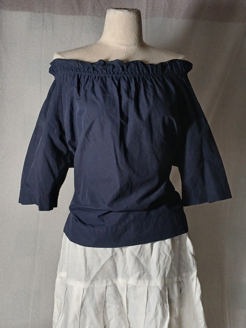 Uni-Qlo Navy blue, Off Shoulder blouse (Category: Blouses) located in Calamba. Submitted by louisa_pons (Listing ID 1438296569, Image 1). Description: Not used, I bought the wrong size so it doesn't fit me. Bought for 650. Fits Small up to Medium. Open for negotiation!!🤗❤️.