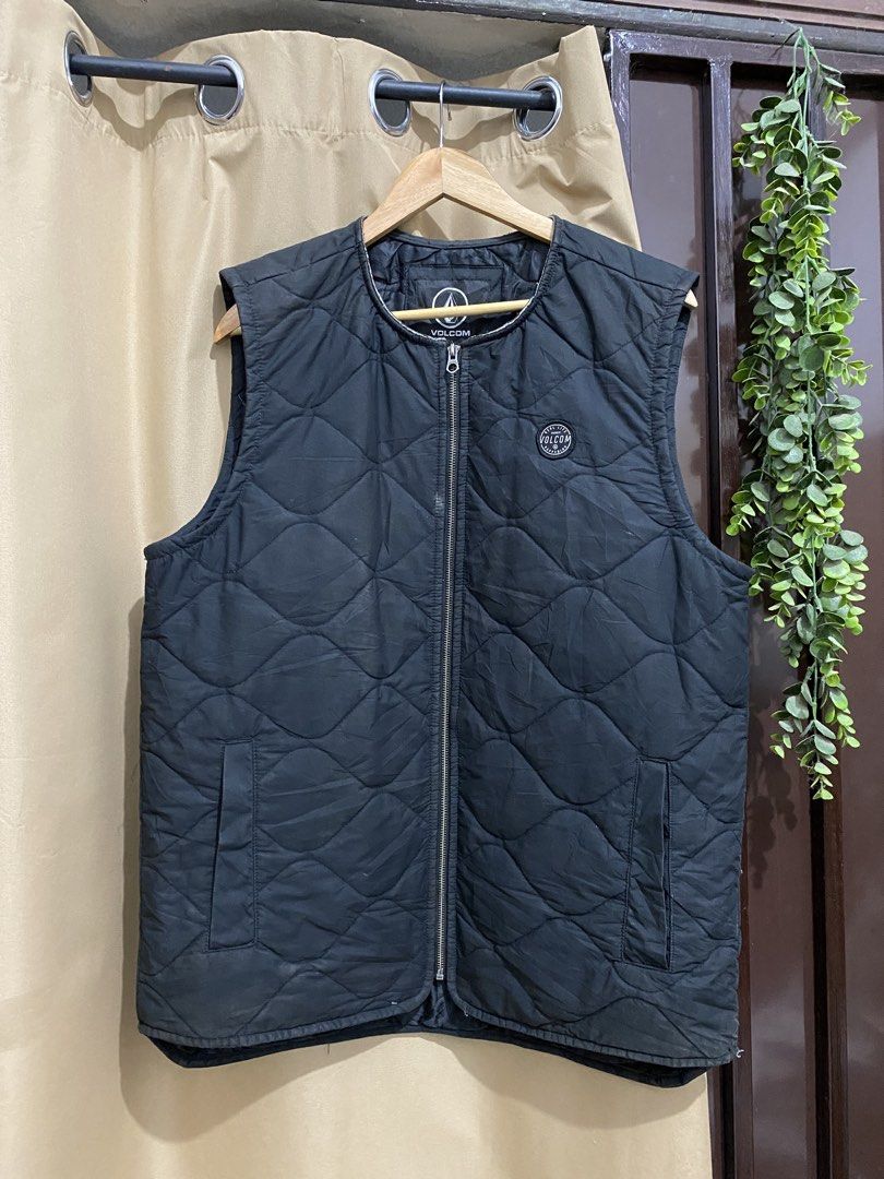 volcom Vest vintage (Category: Activewear) located in Cabanatuan. Submitted by jamaicac (Listing ID 1438265598, Image 1). Description: size Large 23/28 no issue need wash.