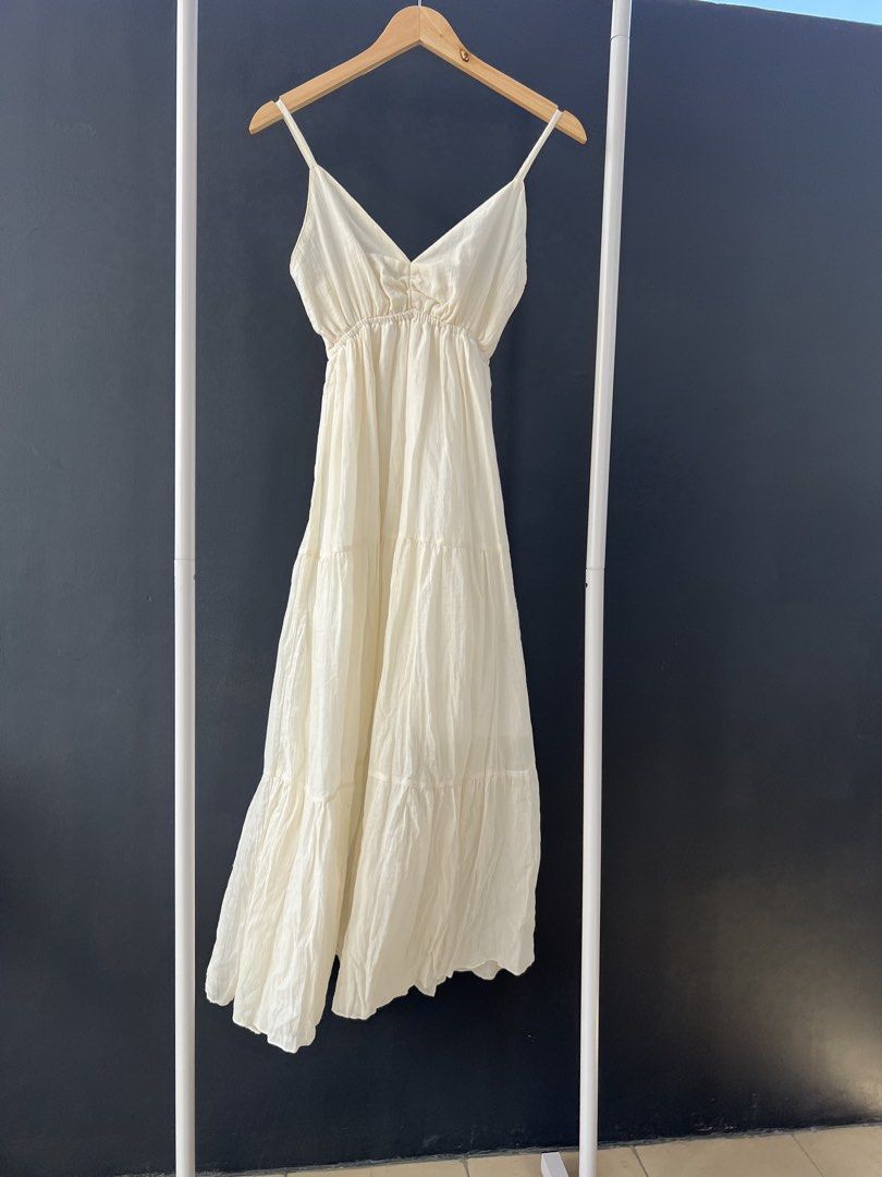 Cotton v-neck white maxi dress (Category: Dresses) located in Mandaluyong City. Submitted by katecdp (Listing ID 1438232319, Image 3). Description: Bust: 29-40”, Length: 45” ✨ Bnew (10/10). Bought in BKK, I can vouch for the quality kasi I have the same dress. We bought doubles lang to avail of their wholesale price. Adjustable straps, may inner layer until knee length ko. Free size best fit S-M. 👗 Seller reference: 5’5’ height, 34” bust, 29” wa