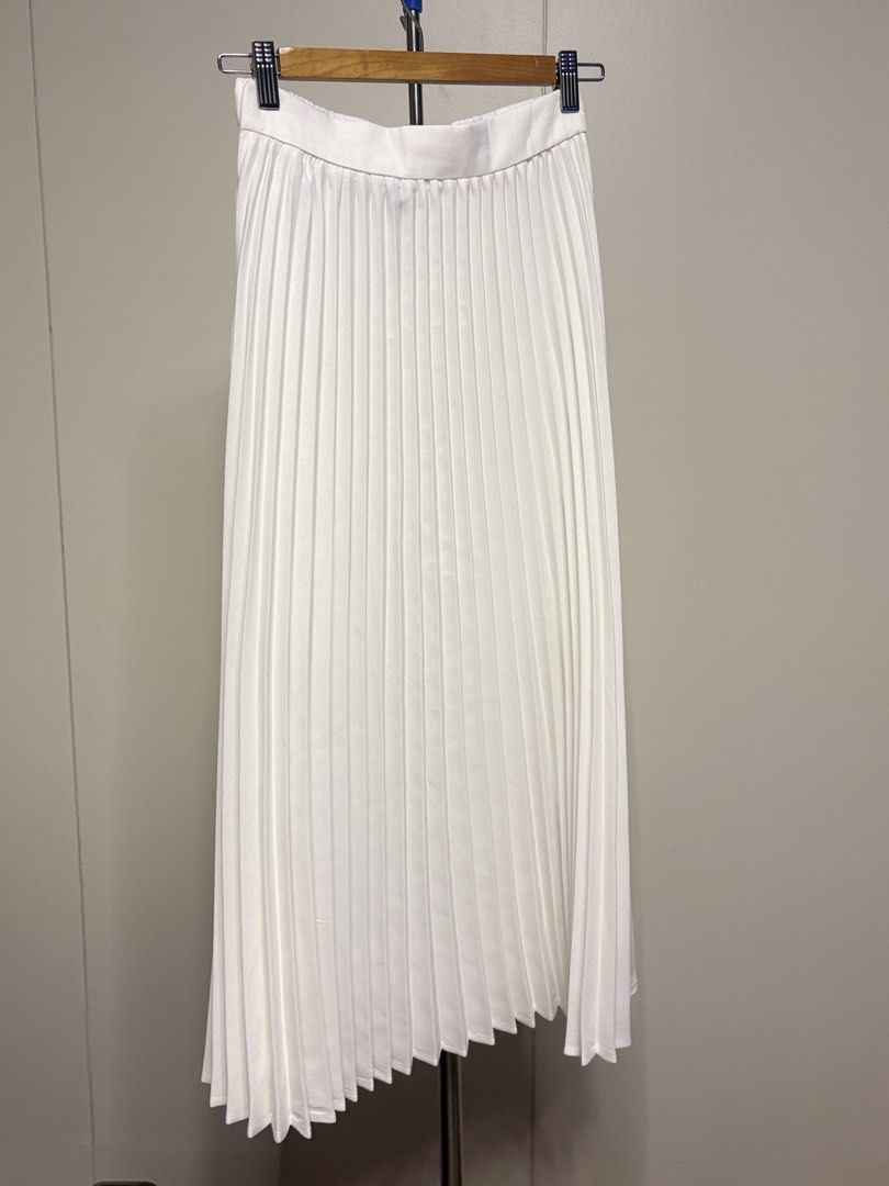White Pleated Midi Skirt (Category: Skirts) located in Taguig. Submitted by pomupuff (Listing ID 1438262252, Image 1). Description: - White pleated midi skirt - High-waisted design - Flowing silhouette - Versatile for various occasions - Creates a chic look.